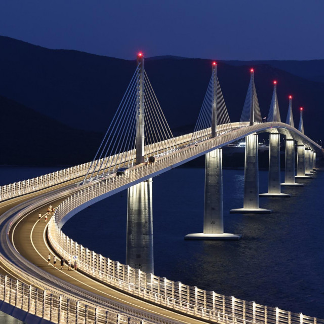 Pogled na osvijetljeni Pelješki most