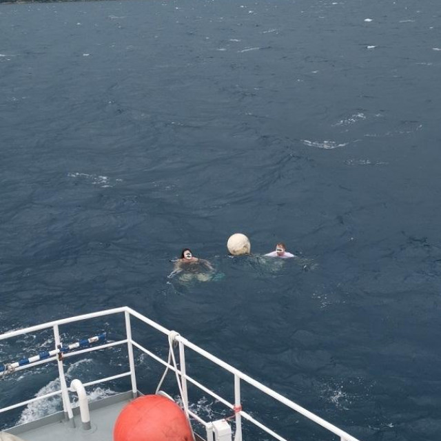 &lt;p&gt;Službenici Lučke kapetanije Rijeka spasili dvoje članova posade ribarice&lt;/p&gt;
