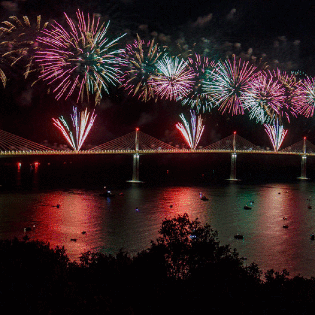 &lt;p&gt;Vatromet iznad Pelješkog mosta; državni vrh na mostu tijekom blagoslova mosta; Pelješki most osvijetljen u plavoj boji; detakj s ceremonije otvaranja mosta; vatromet iznad Pelješkog mosta&lt;/p&gt;