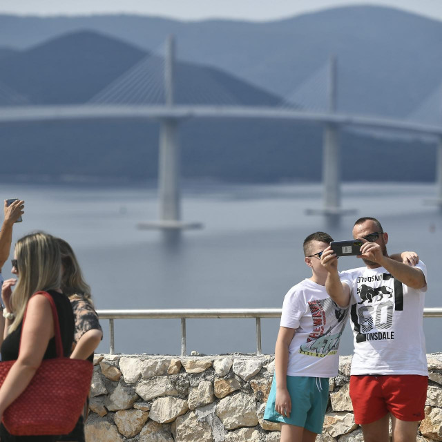 &lt;p&gt;Turisti se fotografiraju uz most&lt;/p&gt;