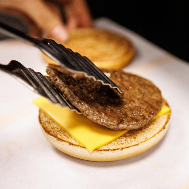 &lt;p&gt;McDonald‘sov cheeseburger (ilustrativna fotografija)&lt;/p&gt;
