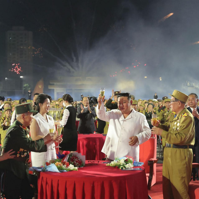 &lt;p&gt;Kim Jong Un i supruga Ri Sol Ju na svečanosti obilježavanja 69. obljetnice primirja&lt;/p&gt;