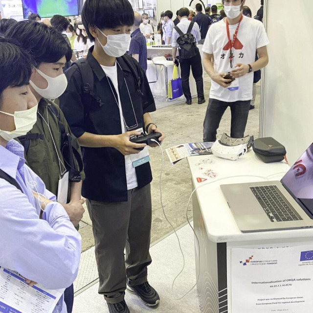 Posjetitelji Japan Drone 2022 expo razgledavaju Orqa proizvode