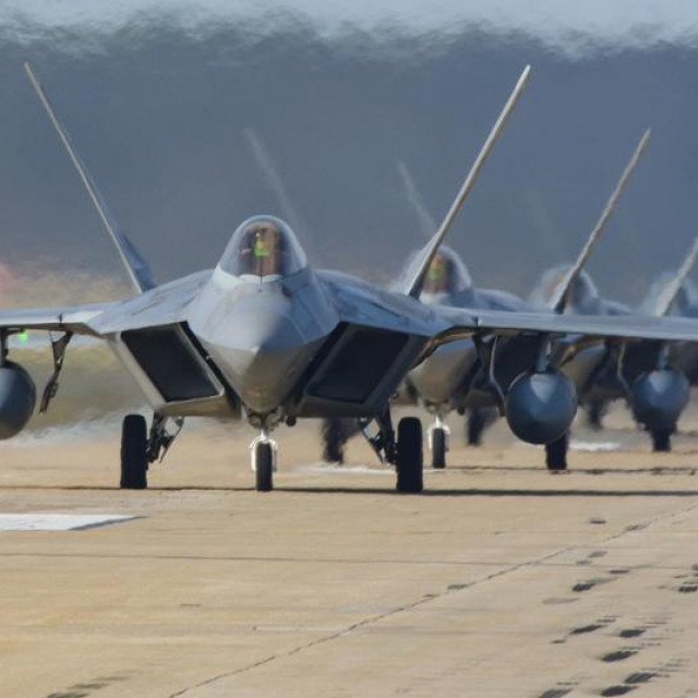 &lt;p&gt;Borbeni avioni pete generacije F-22 Raptor&lt;/p&gt;