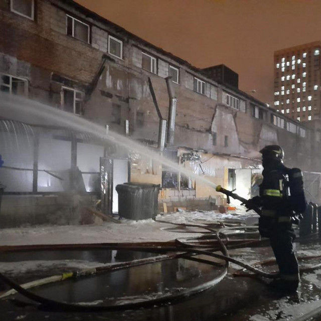&lt;p&gt;Vatrogasac u Moskvi gasi požar, ilustracija&lt;/p&gt;