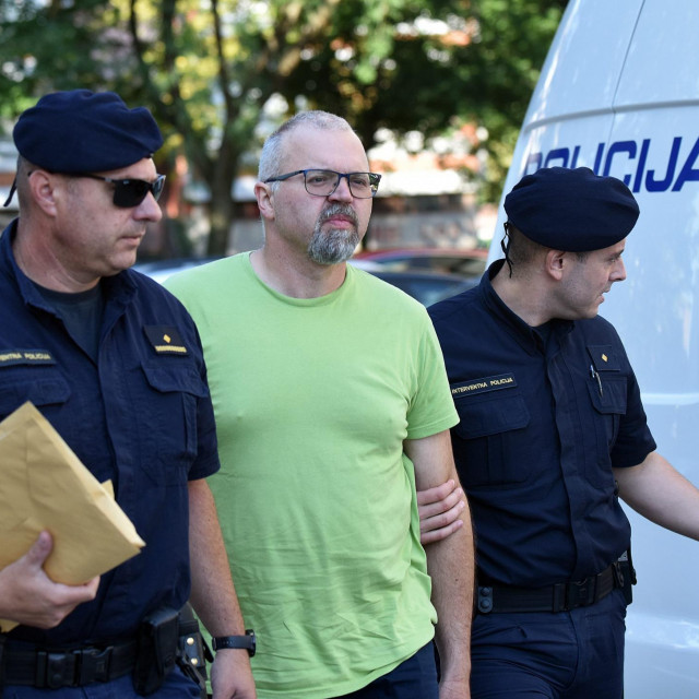 &lt;p&gt;Dalibor Šemper u pratnji policije&lt;/p&gt;