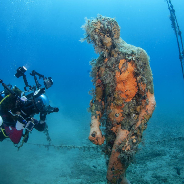 &lt;p&gt;Replika kipa Apoksiomena postavljena na dubini od 15m u prirodnoj veličini i uspravnom položaju&lt;/p&gt;