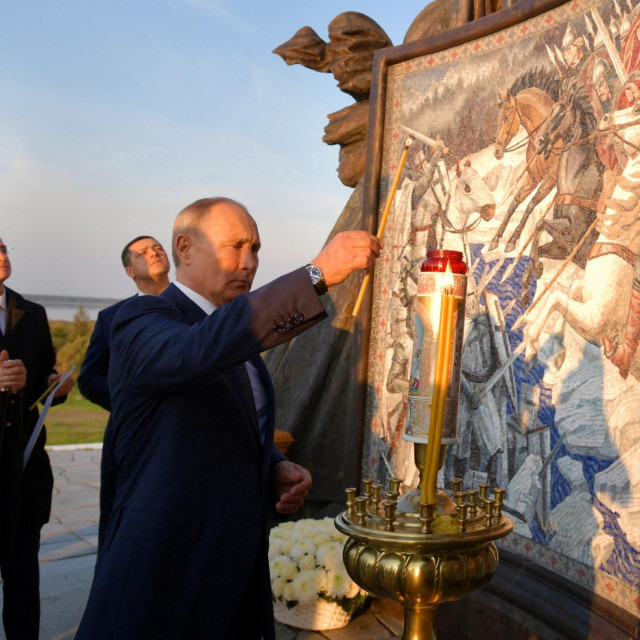 &lt;p&gt;Vladimir Putin pali svijeću u čast princu Aleksandru Nevskom u okolici Pskova&lt;/p&gt;