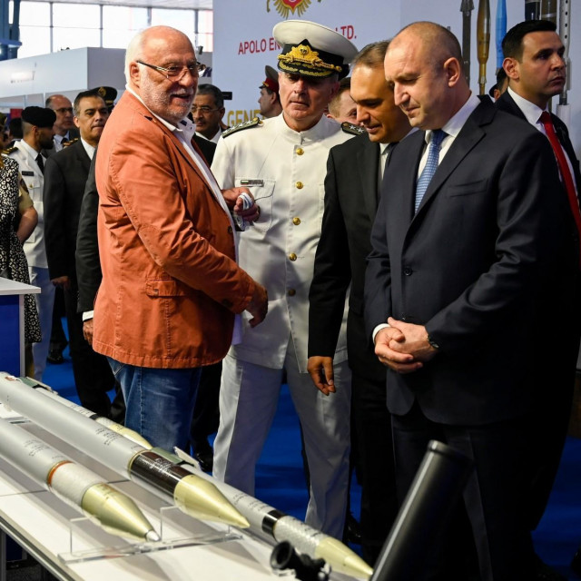&lt;p&gt;Bugarski predsjednik Rumen Radev i Emilian Gebrev (lijevo) gledaju projektile&lt;/p&gt;
