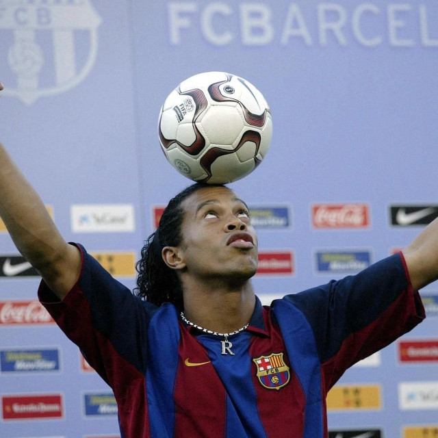 &lt;p&gt;Ronaldinho je na Barceloninom stadionu predstavljen 21. srpnja 2003. godine&lt;/p&gt;