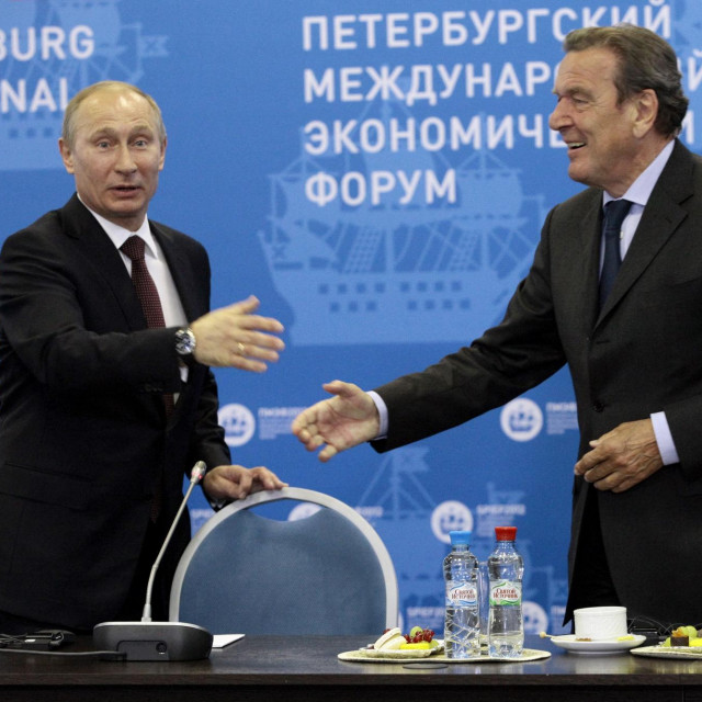 &lt;p&gt;Vladimir Putin i Gerhard Schröder (fotografija iz 2012. godine)&lt;/p&gt;