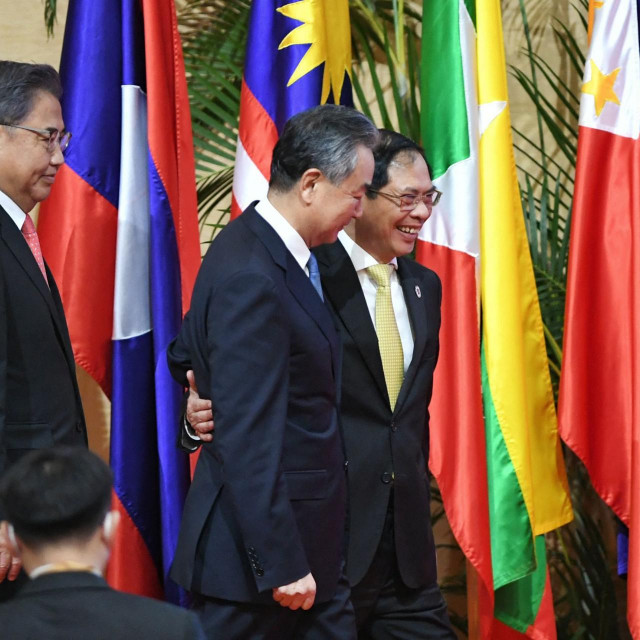 &lt;p&gt;Vijetnamski šef diplomacije Bui Thanh Son (desno) s kineskim kolegom Wang Yijem i južnokorejskim ministrom Park jinom.&lt;/p&gt;