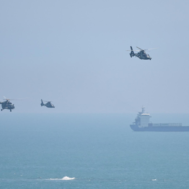 Kineski vojni helikopteri lete nad Pingtan otokom