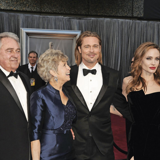 &lt;p&gt;Brad Pitt s ocem Williamom, majkom Jane i Angelinom Jolie&lt;/p&gt;