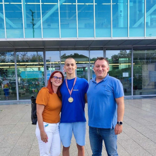 &lt;p&gt;Luka Čarapović s roditeljima&lt;/p&gt;