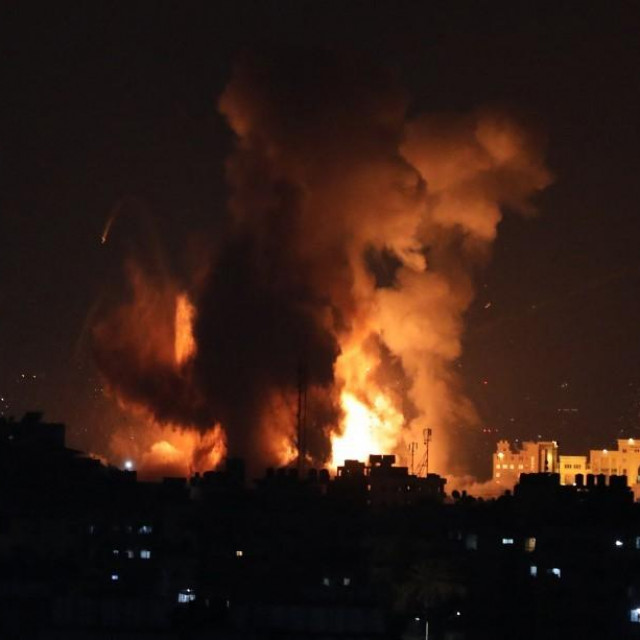 &lt;p&gt;Vatra i dim nakon izraelskog napada u Gazi&lt;/p&gt;