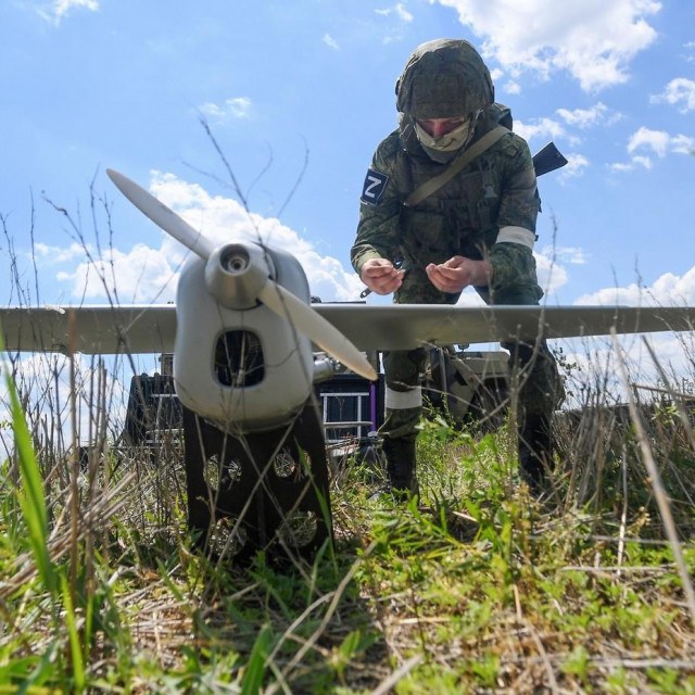 &lt;p&gt;Ruski vojnik s dronom Orlan-10&lt;/p&gt;