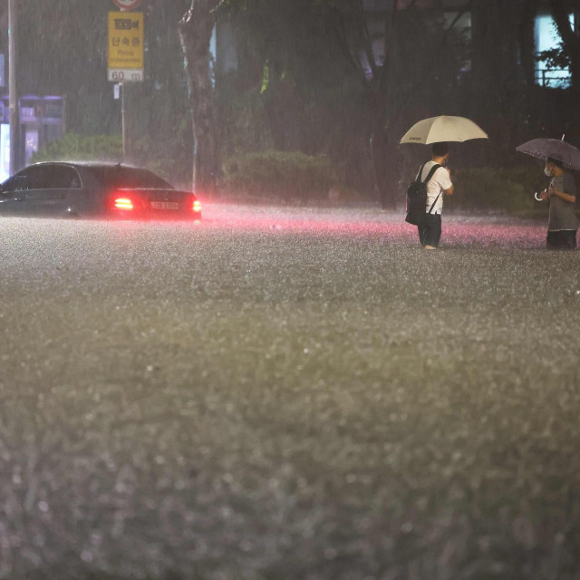 &lt;p&gt;Automobili u četvrti Gangnam koji je oštetila kiša&lt;/p&gt;