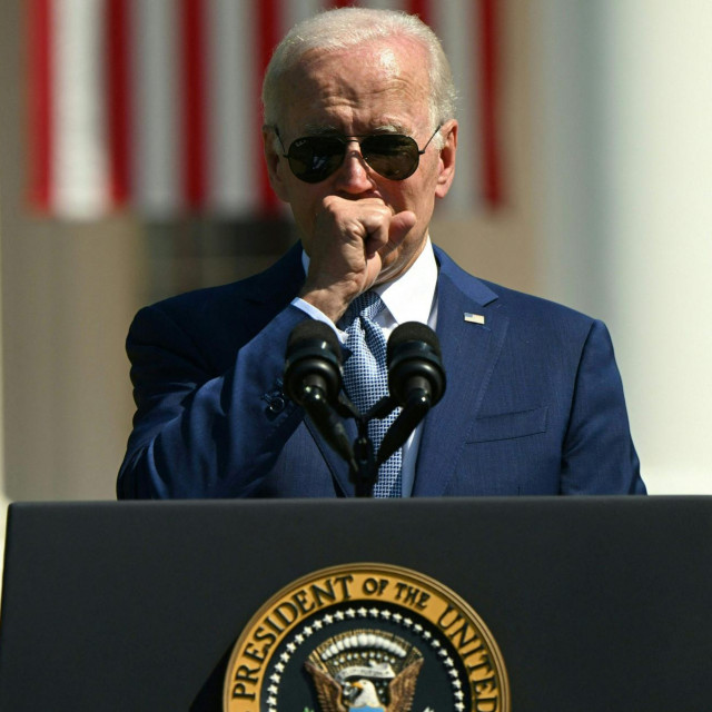 &lt;p&gt;Joe Biden kašlje tijekom obraćanja javnosti povodom potpisivanja zakon ”CHIPS”&lt;/p&gt;