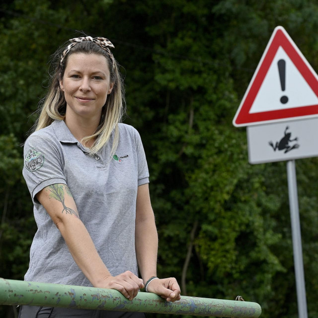 Lana Jelić uz prometni znak koji upozorava na žabe 
 
