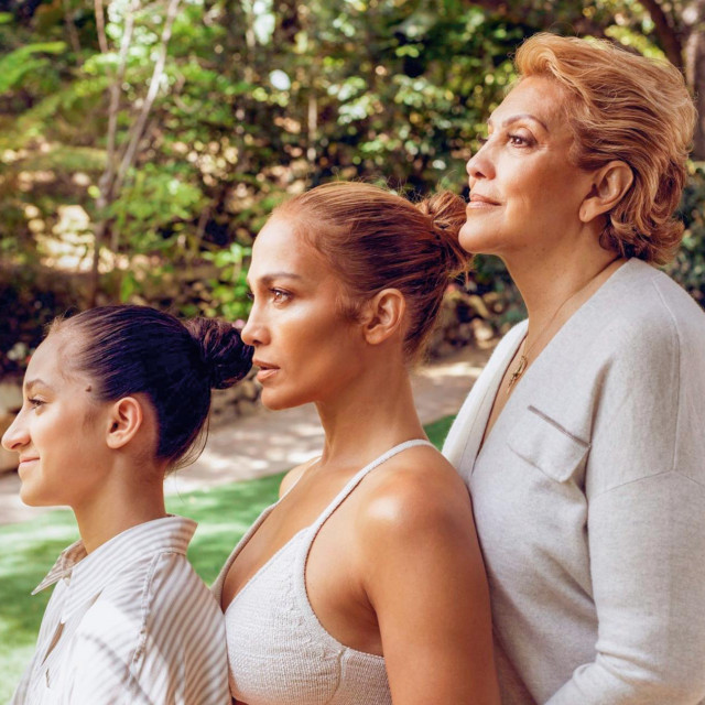 &lt;p&gt;Jennifer Lopez s mamom Guadalupe i kćeri Emme JLo-Beauty.&lt;/p&gt;
