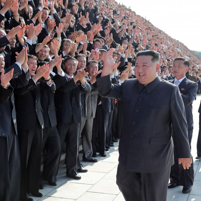 &lt;p&gt;Kim Jong-un tijekom sastanka na kojem su se evaluirale protuepidemijske mjere koji se održao 10. kolovoza 2022.&lt;/p&gt;