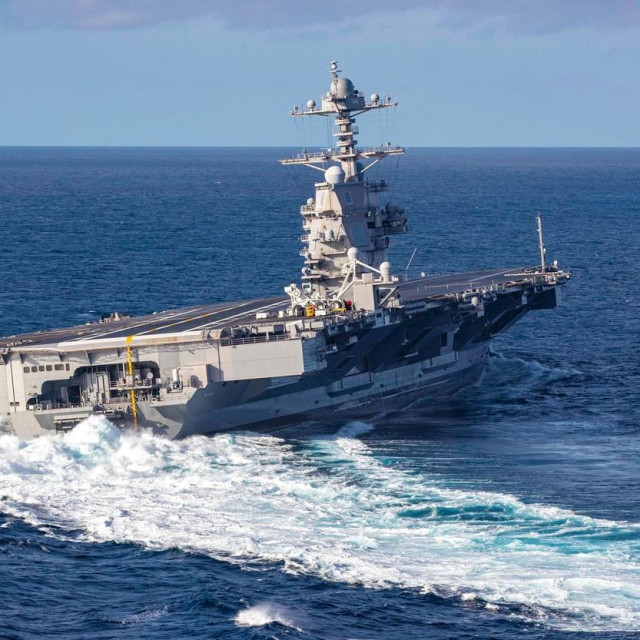 &lt;p&gt;USS Gerald R. Ford tijekom izvođenja manevara pri velikim brzinama, prizor s vježbi iz 2019. godine&lt;/p&gt;