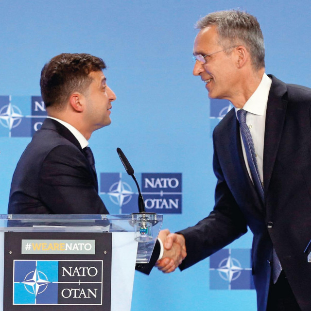 &lt;p&gt;Na Zapadu je sazrelo shvaćanje da je potrebno značajno povećati ulaganja u ukrajinsku obranu kako NATO ne bi bio prisiljen ući u izravan konflikt s Rusijom; na fotografiji: ukrajinski predsjednik Volodimir Zelenski i glavni tajnik NATO-a Jens Stoltenberg&lt;/p&gt;