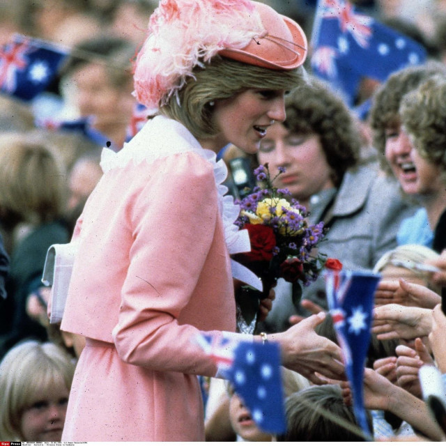&lt;p&gt;princeza Diana komplet boje breskve nosila je i u Australiji&lt;br&gt;
 &lt;/p&gt;