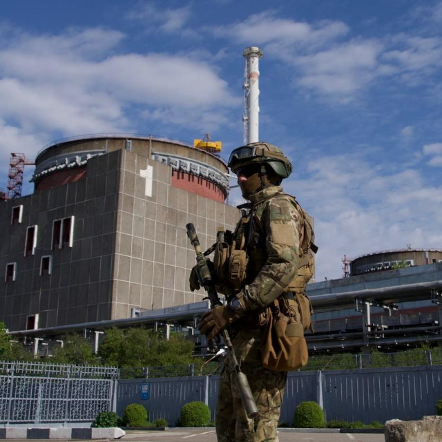 <p>Ruski vojnik ispred nuklearne elektrane Zaporižje</p>