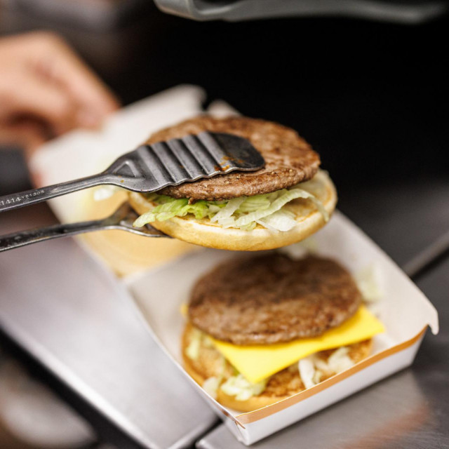 &lt;p&gt;Jedan je korisnik internetskog foruma Reddit 2020. godine rekao da je McDonald‘sov cheeseburger velik ”poput keksića”&lt;/p&gt;