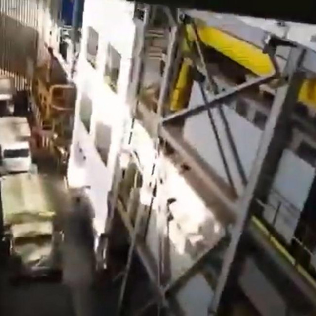 &lt;p&gt;Ruski vojni kamioni u nuklearnoj elektrani Zaporožje&lt;/p&gt;