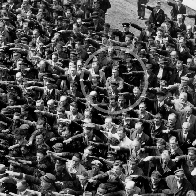 &lt;p&gt;Slavna fotografija na kojoj je August Landmesser prkosno prekrižio ruke dok svi oko njega uzdignutom desnicom pozdravljaju Adolfa Hitlera&lt;/p&gt;