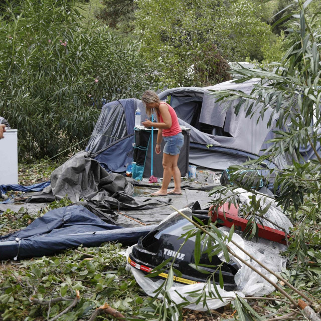 &lt;p&gt;Uništeni šatori u kampu u Coggiji na Korziki&lt;/p&gt;