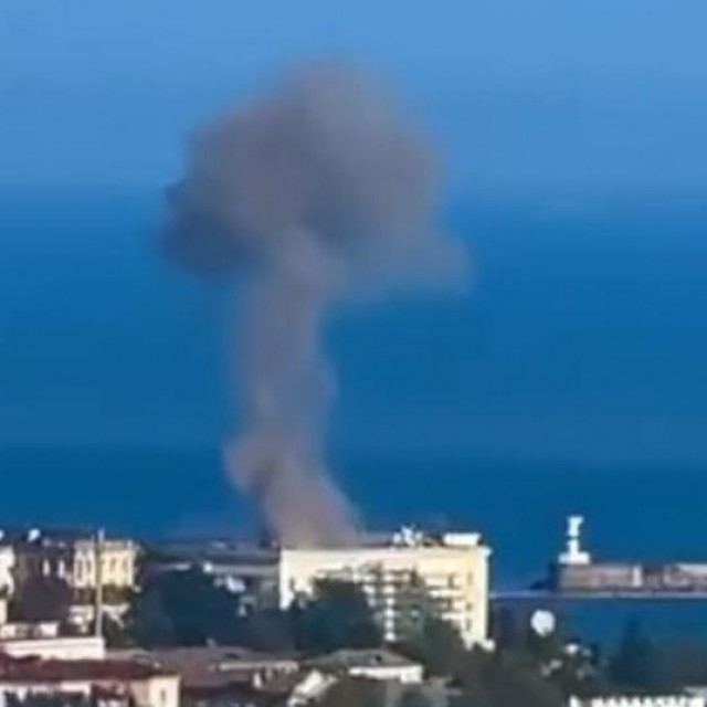 &lt;p&gt;Isječak iz snimke na kojoj se navodno može vidjeti dim koji suklja kod sjedišta Crnomorske flote u Sevastopolju&lt;/p&gt;