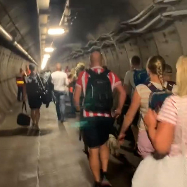 &lt;p&gt;Putnici pješače kroz tunel&lt;/p&gt;