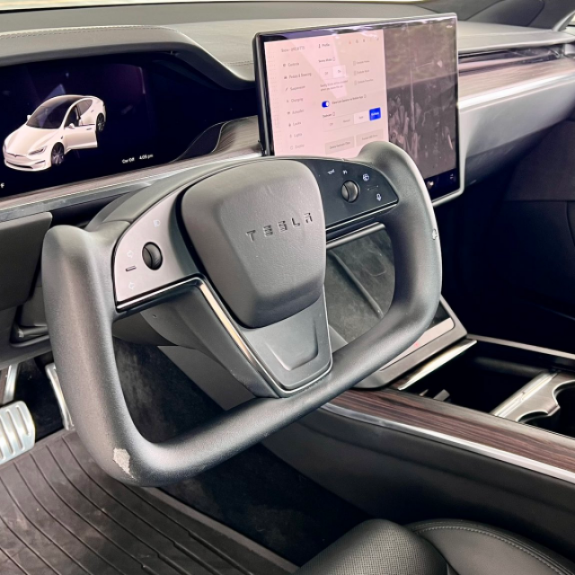 Istrošeni materijal na upravljaču, Tesla Model S Plaid