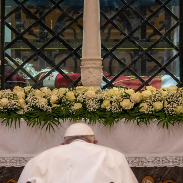 &lt;p&gt;Papa Franjo na grobu Celestina V. u L‘Aquili&lt;/p&gt;