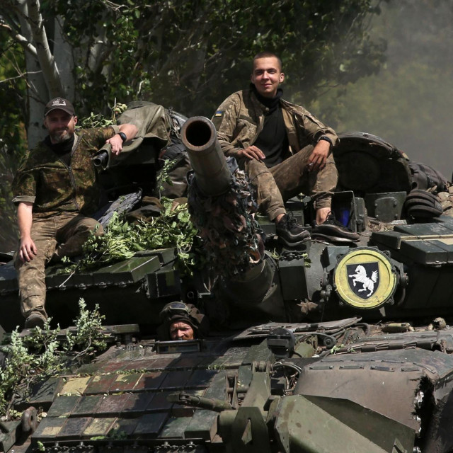 &lt;p&gt;Ukrajinski vojnici na tenku&lt;/p&gt;