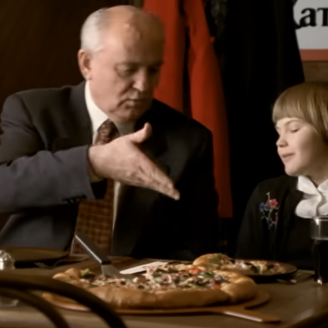 &lt;p&gt;Isječak iz reklame za Pizza Hut; Mihail Gorbačov i njegova unuka&lt;/p&gt;