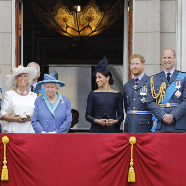 &lt;p&gt;Dobra stara vremena, pričevi Charles, Harry i William, sa suprugama Camillom, Kate i Meghan, te kraljica Elizabeta II. na balkonu Buckinghamske palače 2018. godine&lt;/p&gt;