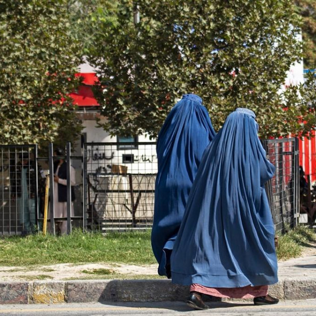 &lt;p&gt;žene hodaju ispred ruskog veleposlanstva u Kabulu gdje je militant aktivirao eksplozivnu napravu&lt;/p&gt;