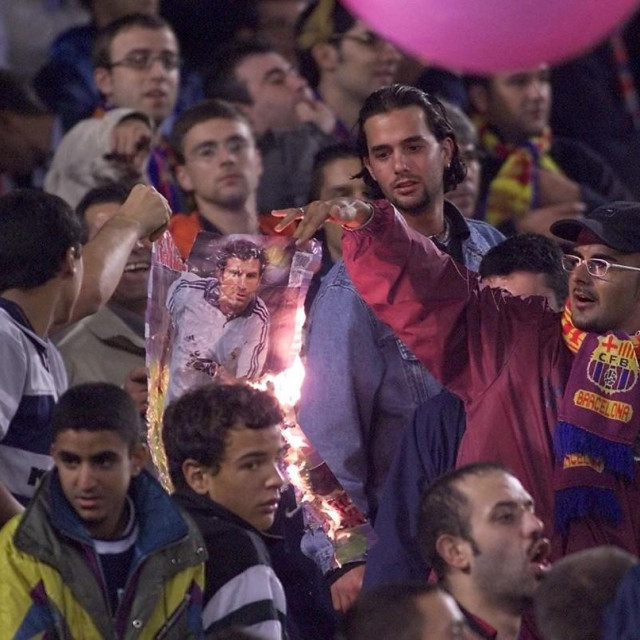 &lt;p&gt;Barcelonini navijači pale fotografiju Luisa Figa 21. listopada 2000. godine&lt;/p&gt;

&lt;p&gt; &lt;/p&gt;