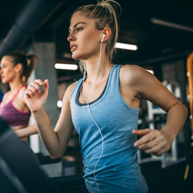 &lt;p&gt;Većina ljudi se fokusira na kardio treninge kad pokušavaju izgubiti kilograma jer tako troše više kalorija, ali je bolje raditi treninge snage dva do tri puta tjedno&lt;/p&gt;