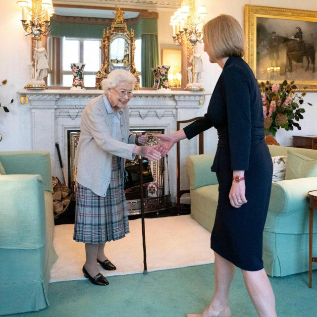 &lt;p&gt;”Kraljica je danas u audijenciju primila časnu zastupnicu Elizabeth Truss i zatražila da formira novu administraciju”, stoji u priopćenju Buckinghamske palače&lt;/p&gt;
