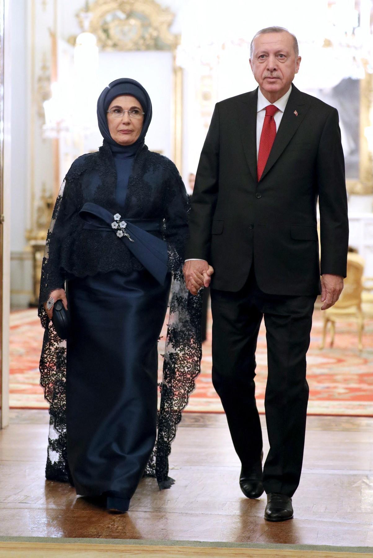 Jutarnji list - Klanjaju se jer je sultanova žena: Emine Erdogan hvali hareme, troši novac, a u Hrvatskoj je jednom kupila 30 kg piletine!