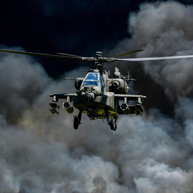 &lt;p&gt;Helikopter AH-64D Apache&lt;/p&gt;