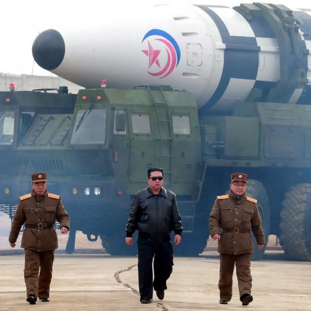 &lt;p&gt;Kim Jong Un prolazi pokraj novog interkontinentalnog balističkog projektila Hwasongpho-17 (arhiva, ožujak 2022.)&lt;/p&gt;