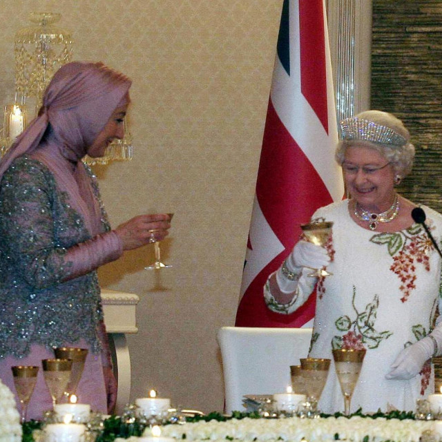 &lt;p&gt;Britanska kraljica Elizabeta II i supruga turskog predsjednika Hayrunnisa Gul nazdravljaju jedna drugoj&lt;/p&gt;