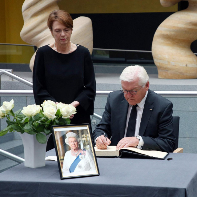 &lt;p&gt;Frank-Walter Steinmeier i njegova supruga Elke Buedenbender upisuju se u knjigu žalosti u britanskoj ambasadi u Berlinu&lt;/p&gt;